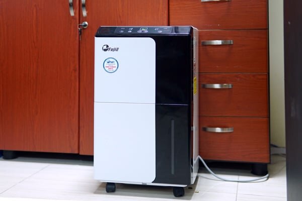 Máy hút ẩm dân dụng FujiE HM-630EN thiết kế đơn giản, gọn nhẹ