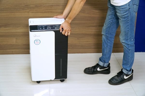 Máy hút ẩm dân dụng FujiE HM-630EN có công suất hút ẩm cao