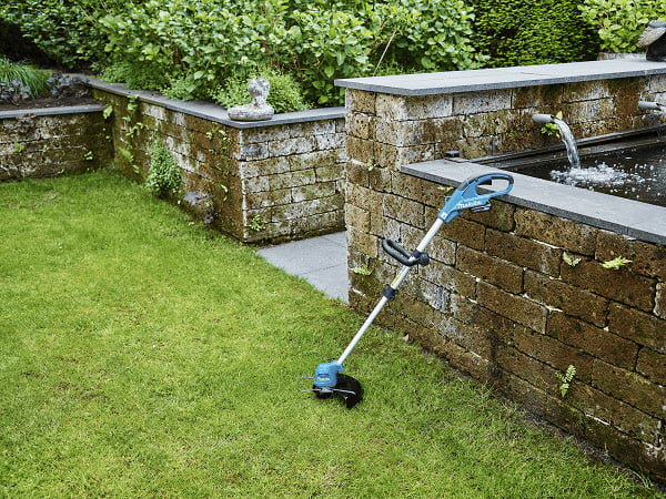 Máy cắt cỏ dùng pin 12V Makita UR100DWYE Máy cắt cỏ dùng pin 12V Makita UR100DWYE