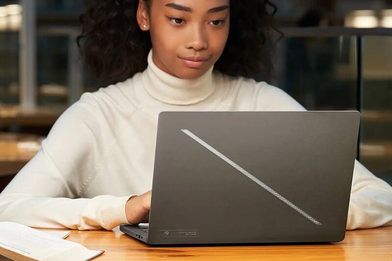 Asus ROG Zephyrus G14 GA403UV-QS202W thiết kế ấn tượng