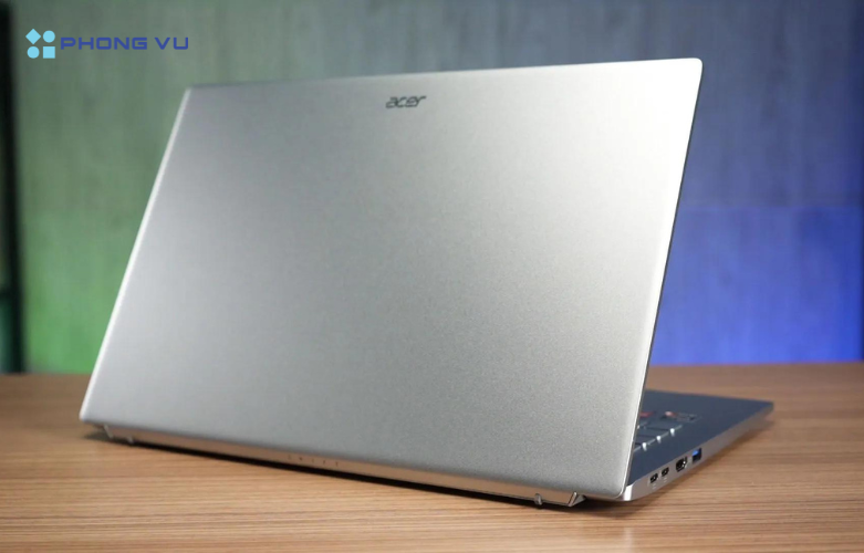 Hình ảnh thực tế của Laptop ACER Swift Go SFG 14-71-513F mặt sau
