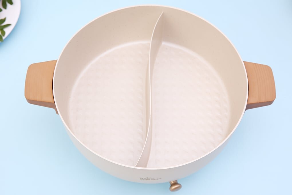 Lòng nồi Bear DHG-C50K1 được chia thành 2 ngăn riêng biệt