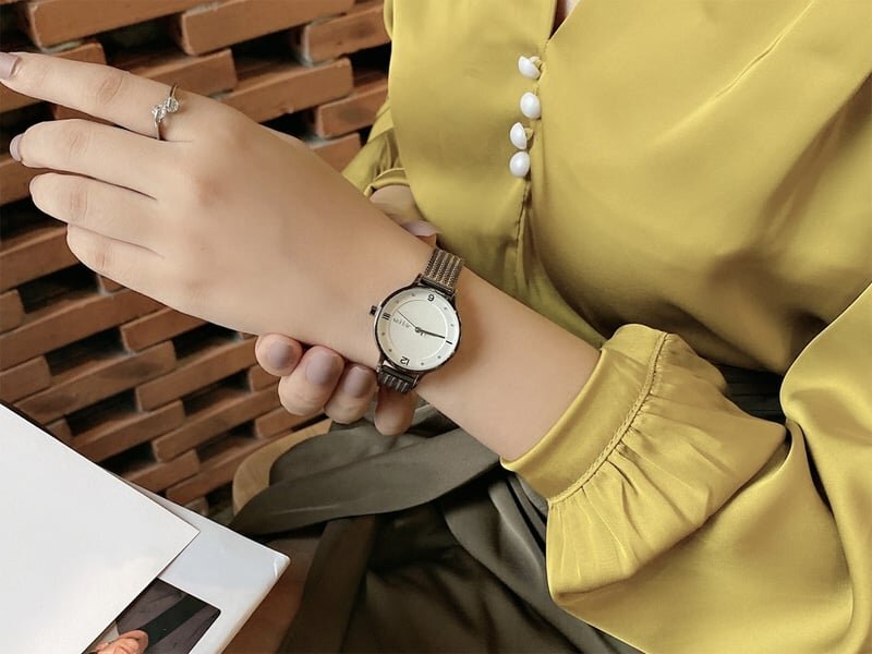 Tôn lên cổ tay nhỏ nhắn của phái đẹp