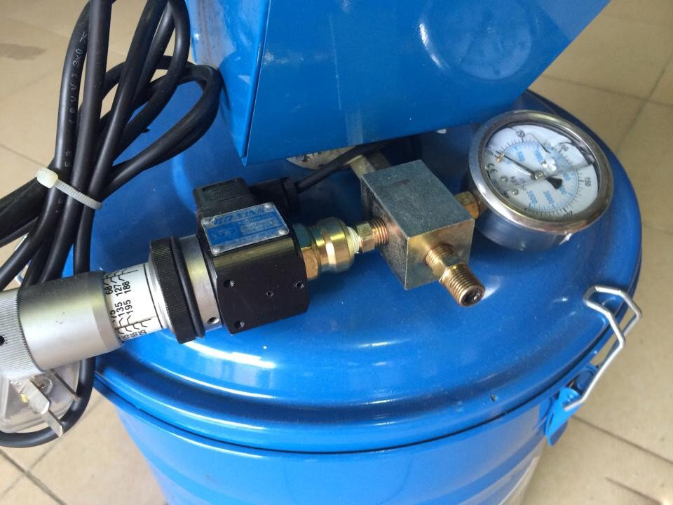 Máy bơm mỡ điện 40l Kocu K6040 Máy bơm mỡ điện 40l Kocu K6040