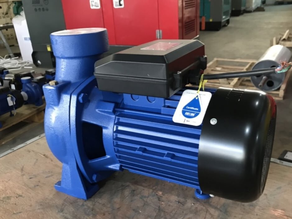 Phía sau có quạt tản nhiệt cho động cơ Adelino ACM220B3