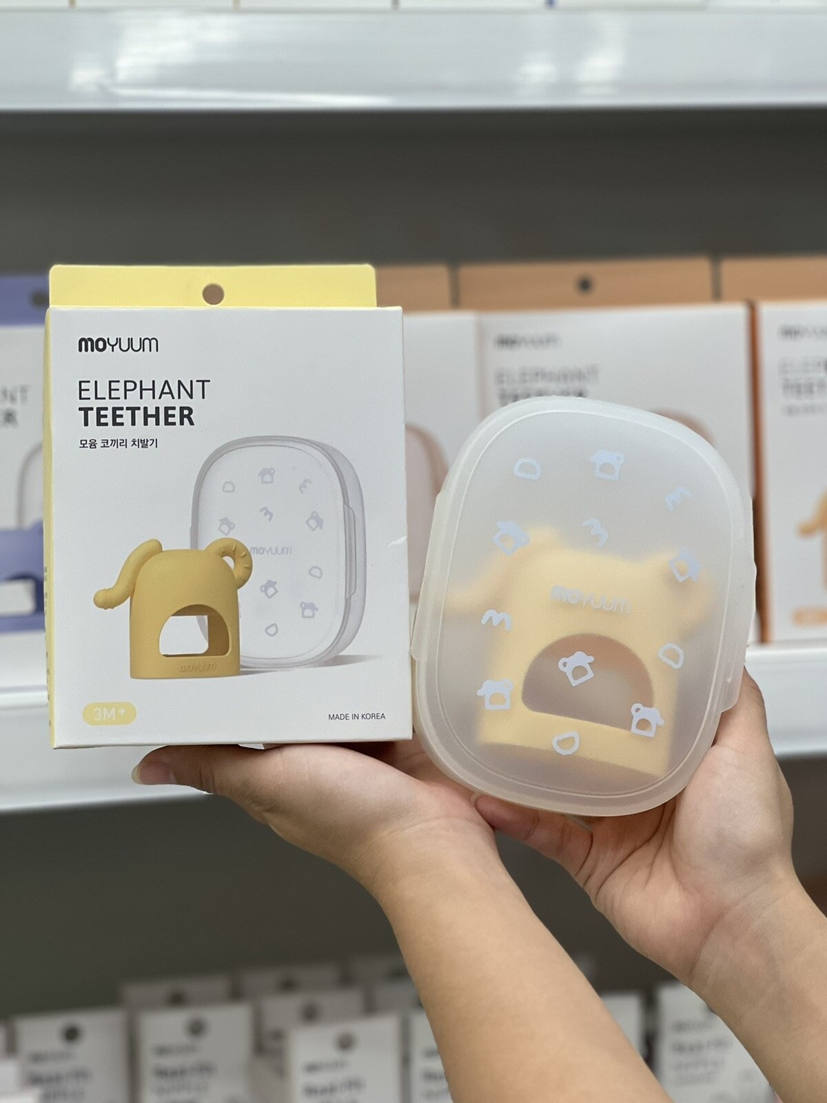 Gặm nướu Moyuum silicone chống mút tay hình voi (Vàng)