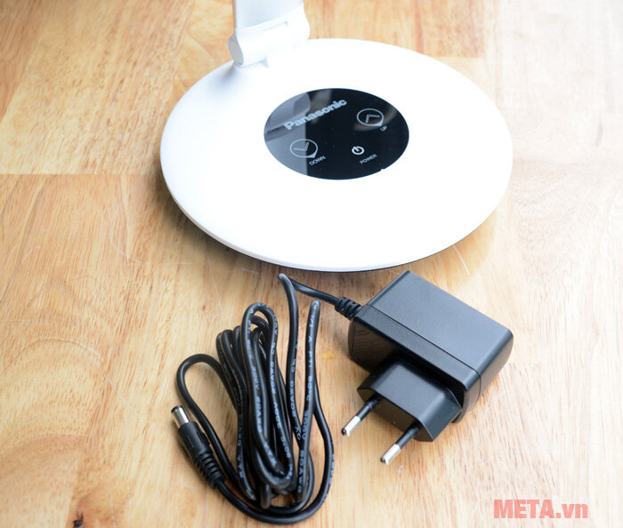Đèn bàn Led Panasonic NNP61923 (màu bạc)