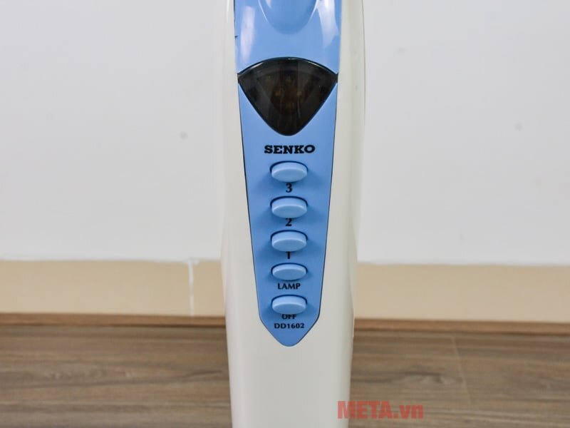 Bảng điều của quạt đứng Senko DD1602 là các nút bấm dễ sử dụng, có đèn hiển thị khi hoạt động