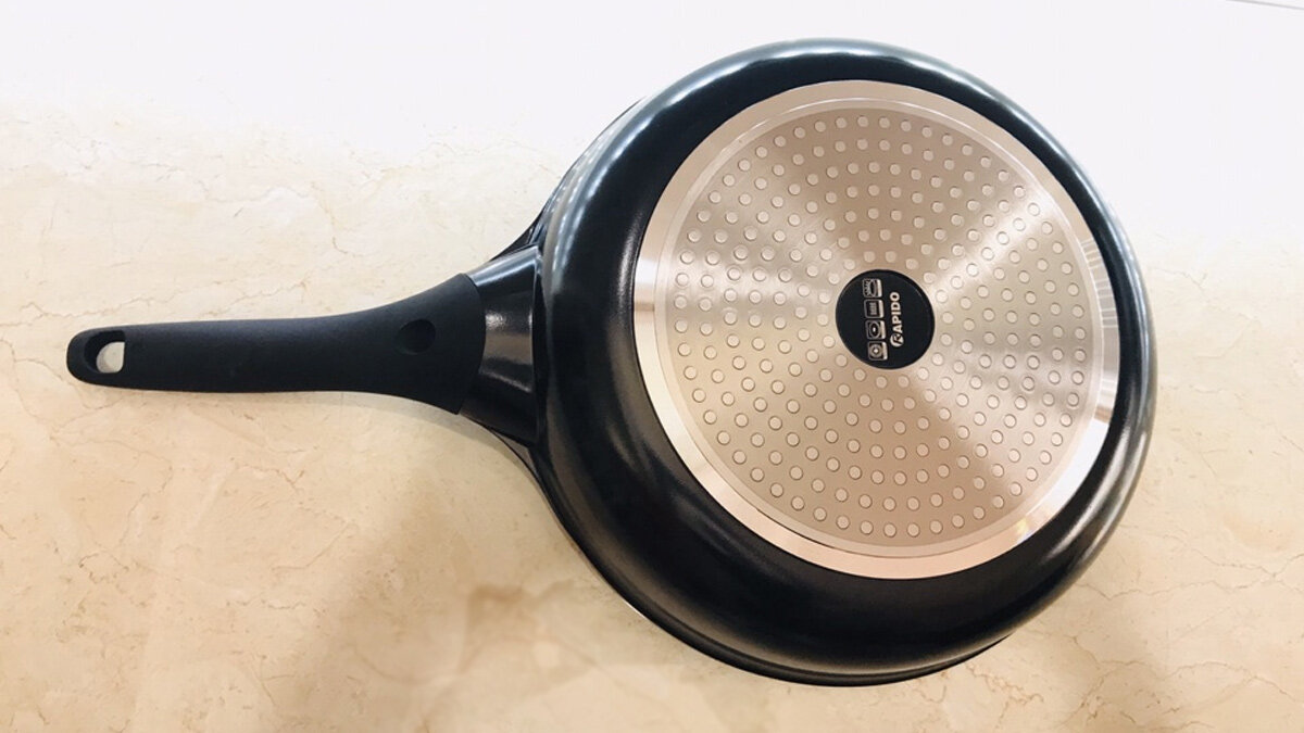 Chảo Rapido đáy chấm Teflon RP28-RDT bắt từ tốt