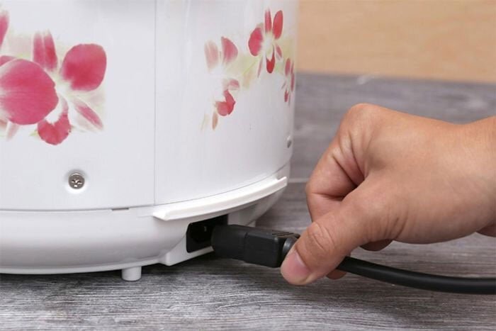 nồi cơm điện Panasonic SR MVN18FRAX có dây điện tháo rời dễ dàng