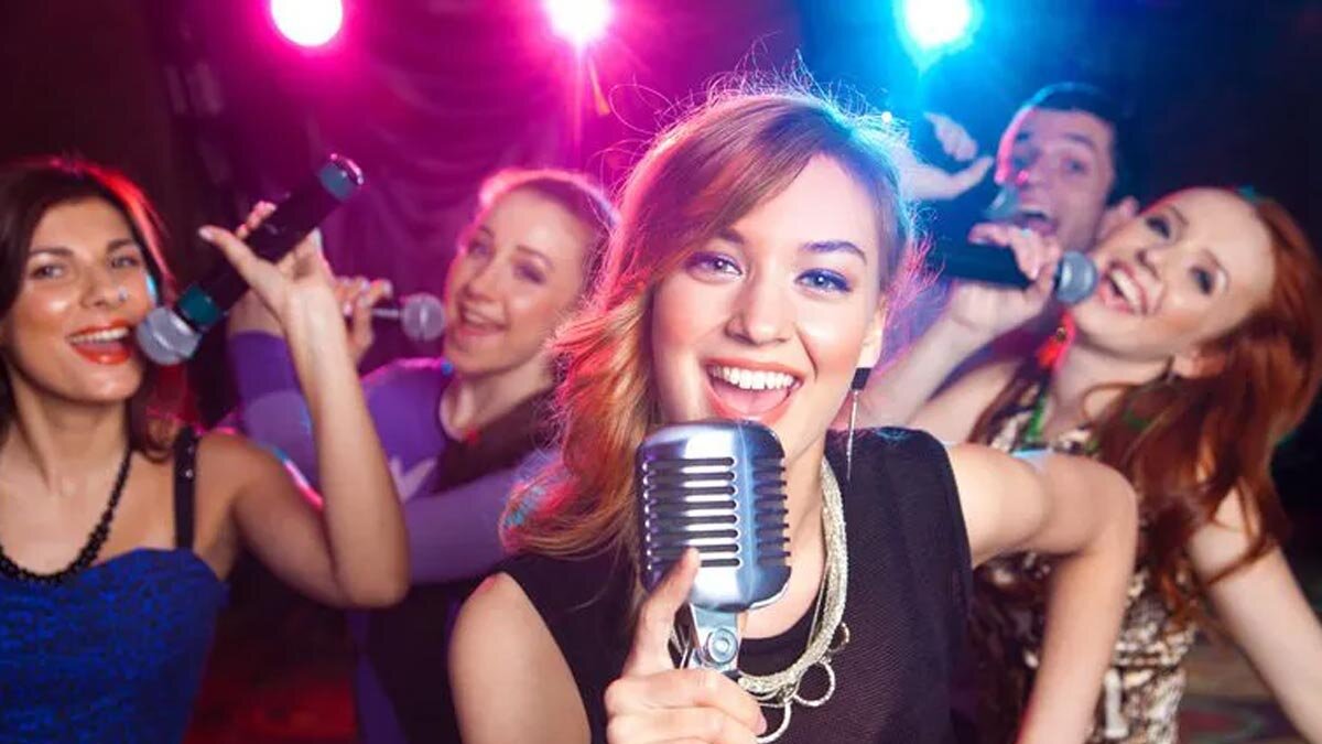 Hỗ trợ tính năng Karaoke với vô số bài hát mới mẻ