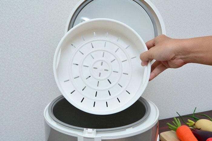 Nồi cơm điện SR MVN18LRAX trang bị đầy đủ phụ kiện đi kèm trong đó có xửng hấp rất tiện dụng Nồi cơm điện SR MVN18LRAX trang bị đầy đủ phụ kiện đi kèm trong đó có xửng hấp rất tiện dụng