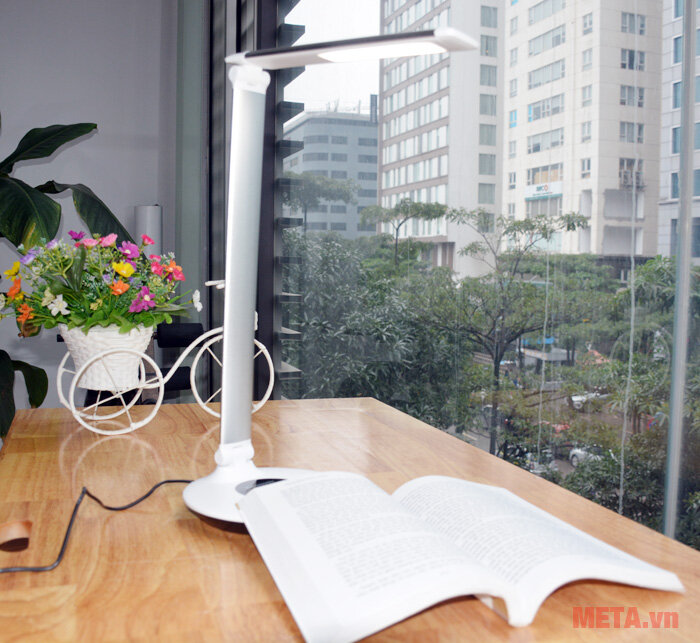 Đèn bàn Led Panasonic NNP61923 (màu bạc)