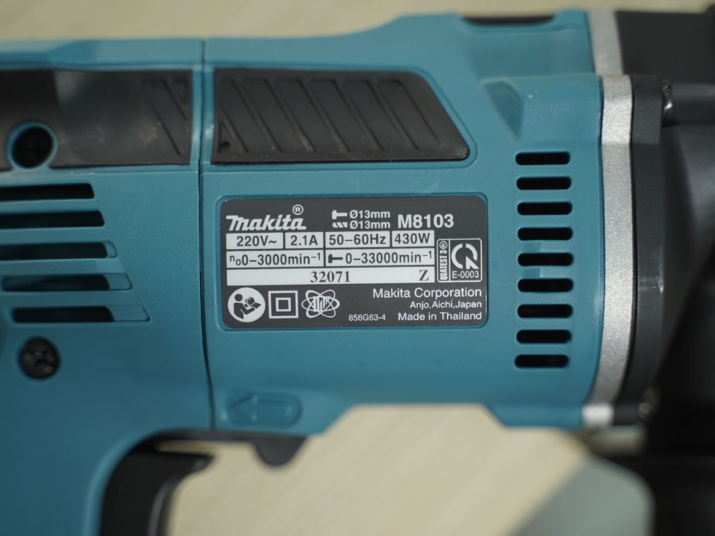 Vỏ máy khoan Makita M8103KX2B được làm từ chất liệu nhựa cao cấp