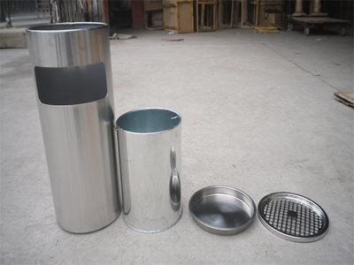 Thùng rác inox có khay đựng gạt tàn thuốc bên trên Ritabins A35-A