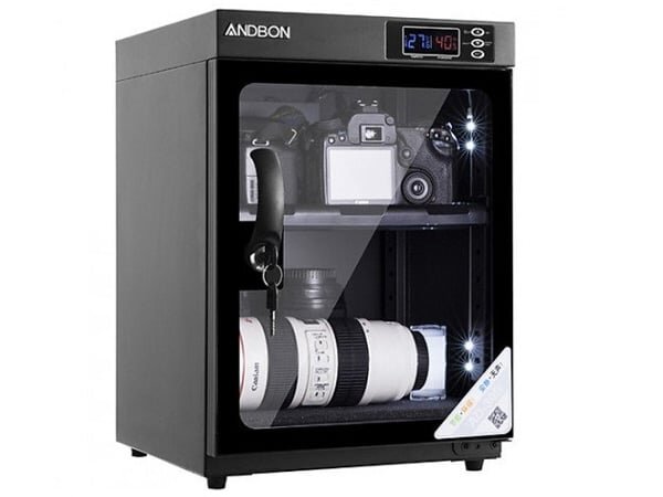Tủ chống ẩm ANDBON AD-30S có trang bị thêm ổ khóa để kiểm soát quá hoạt động đóng/mở cửa tủ