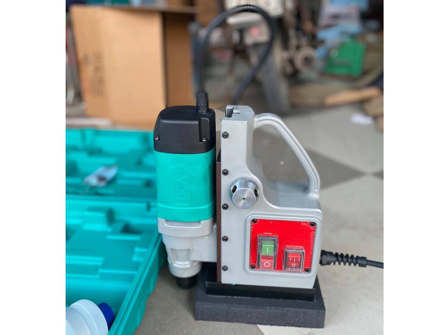 Máy khoan từ DCA AJC23 