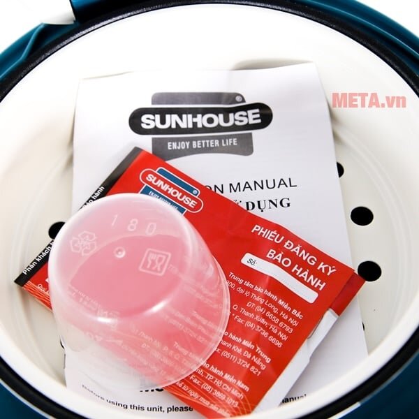 Nồi cơm điện Sunhouse SHD8218 đi kèm xửng hấp và cốc đong gạo.