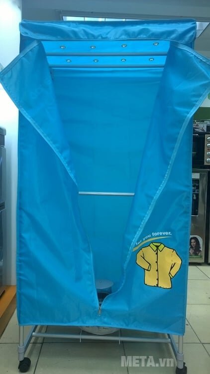 Máy sấy quần áo đa năng Kangaroo KG 332 được che kín bằng 1 tấm vải bạt màu xanh dương bắt mắt
