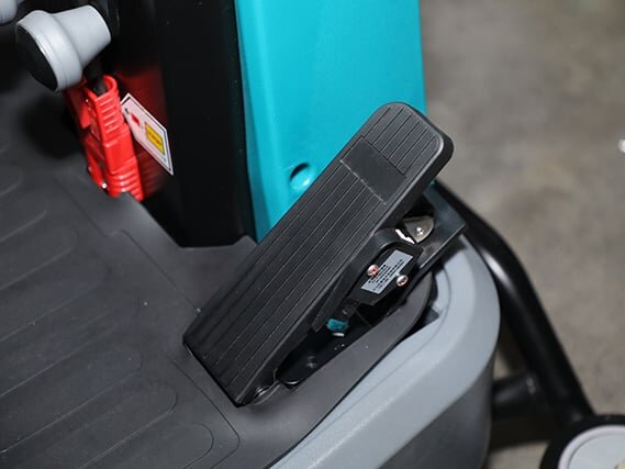 Máy chà sàn Kumisai KMS 90B dùng ắc quy vận hành