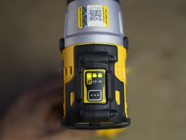 Vị trí chuyển đổi chỉnh tốc độ vặn Dewalt DCF801N