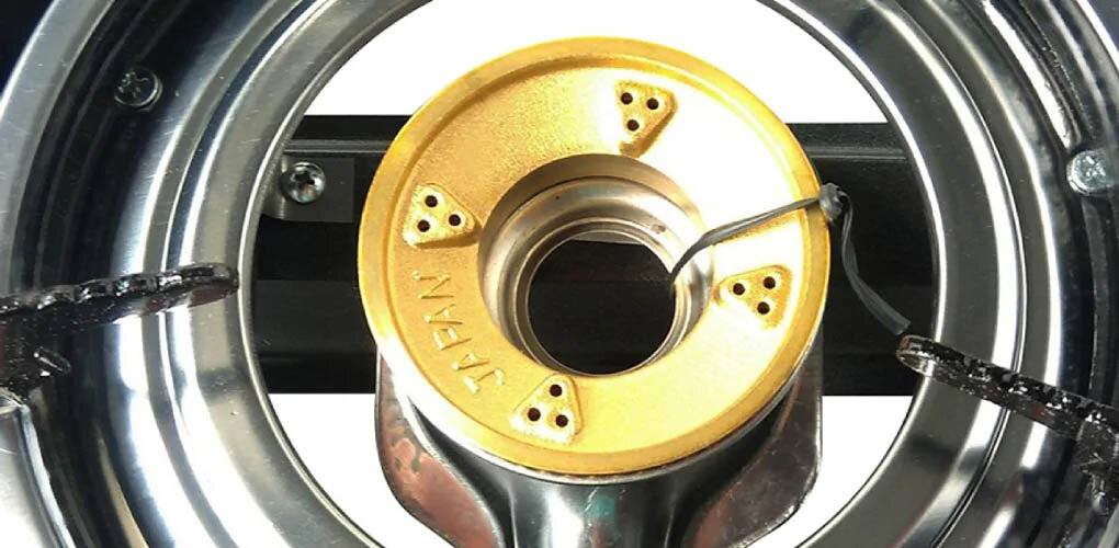  Đầu đốt của bếp gas đơn kính Hayasa HA-8100 làm bằng đồng