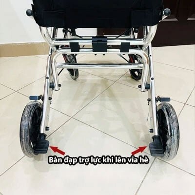 Bàn đạp trợ lực khi lên vỉa hè Xe lăn Lucass