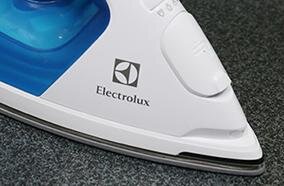 Bàn là hơi nước Electrolux ESI5223