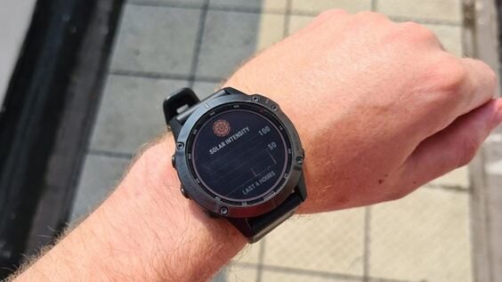 Màn hình 1.4 inch chống chói, nhìn rõ dưới nắng 1