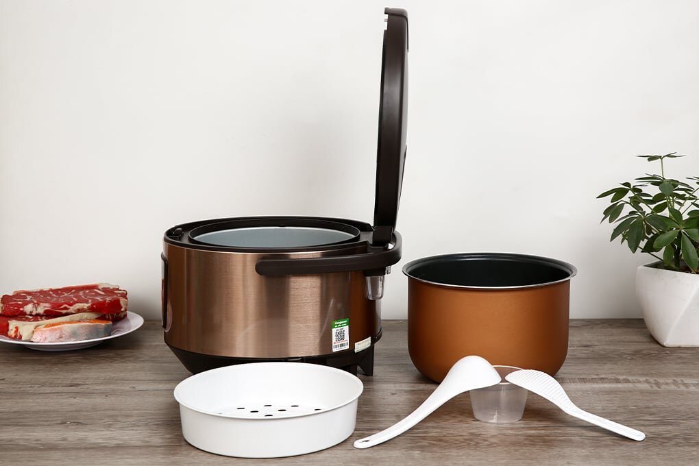 Nồi cơm điện tử Kangaroo KG18DR7 có nhiều phụ kiện