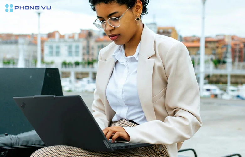 Laptop Lenovo ThinkPad T14s Gen 5 - 21LS0062VN thiết kế hiện đại, chuyên nghiệp