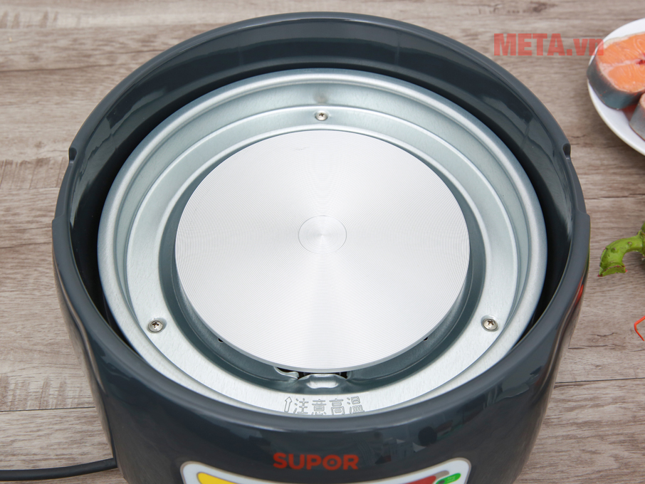 Đáy nồi lẩu điện Supor HFK26EVN-130 phẳng giúp tiếp nhiệt đồng đều