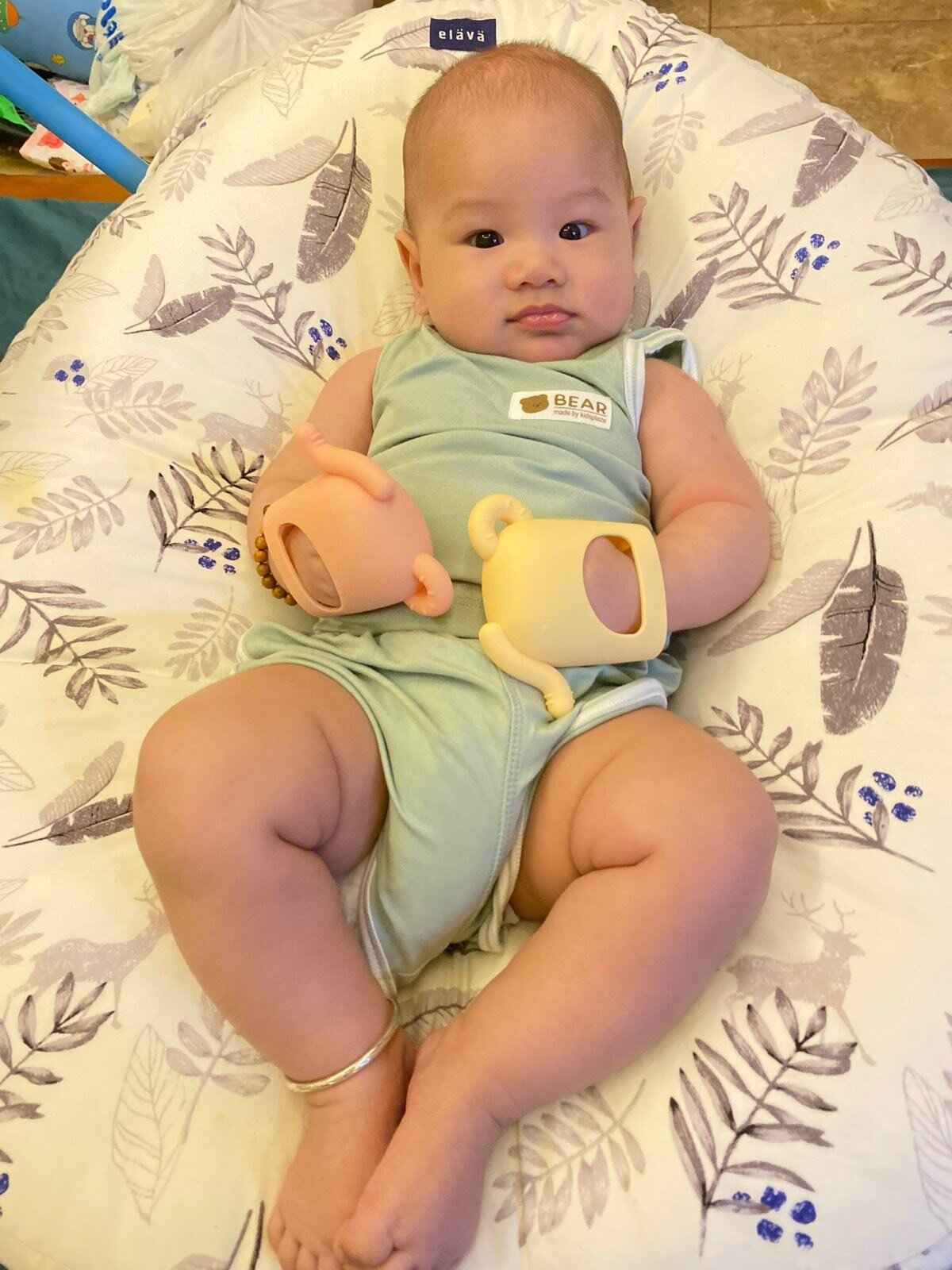 Gặm nướu Moyuum silicone chống mút tay hình voi (Vàng)