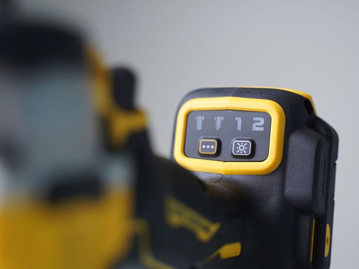 Máy siết bu lông dùng pin DeWalt chỉnh 2 tốc độ Máy siết bu lông dùng pin DeWalt