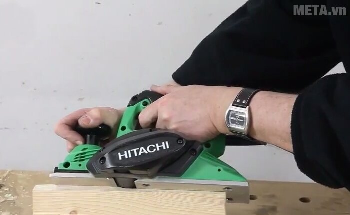 Máy bào 580W Hitachi P20ST