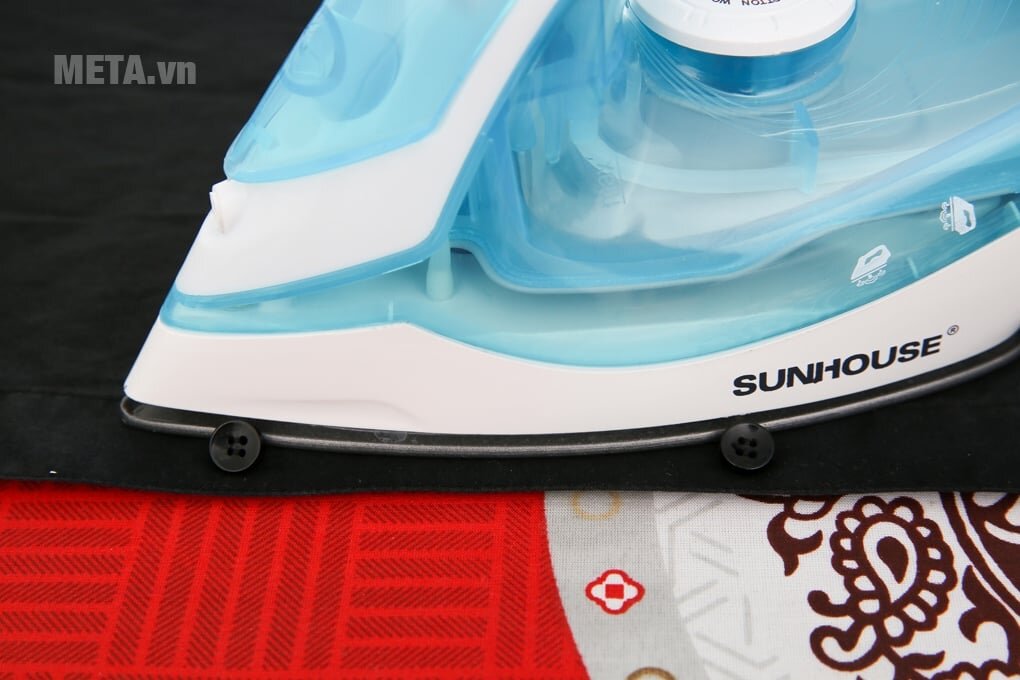 Bàn ủi hơi nước Sunhouse SHD2065 là dễ dàng cho khe cúc áo