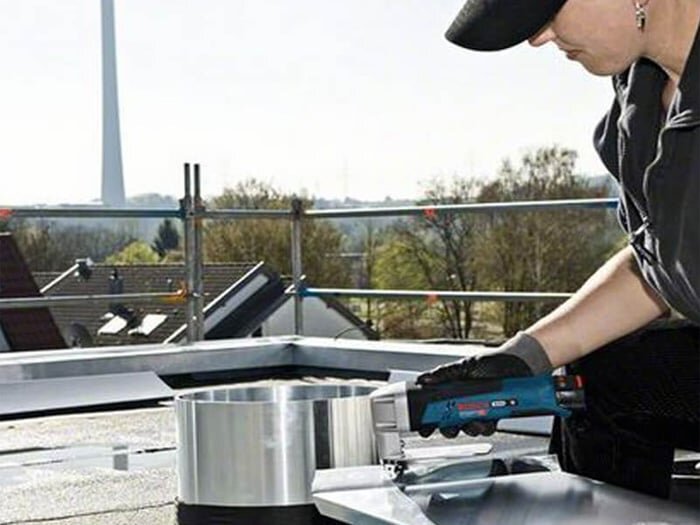 Máy cắt kim loại dùng pin Bosch