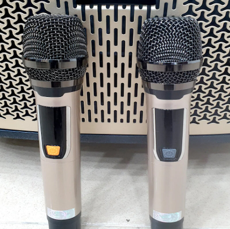 Tặng kèm 2 micro hát karaoke chuyên nghiệp hơn
