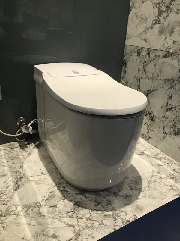 Bồn cầu điện tử đặt sàn Sensia Arena GROHE 39355SH0 thiết kế sang trọng