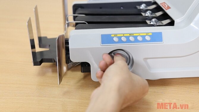 Máy đếm tiền phát hiện tiền siêu giả Silicon MC-8800