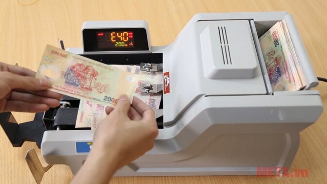 Máy đếm tiền phát hiện tiền siêu giả Silicon MC-8800