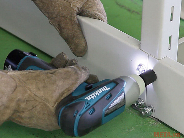 Máy siết bu lông chạy pin Makita TW100DWE