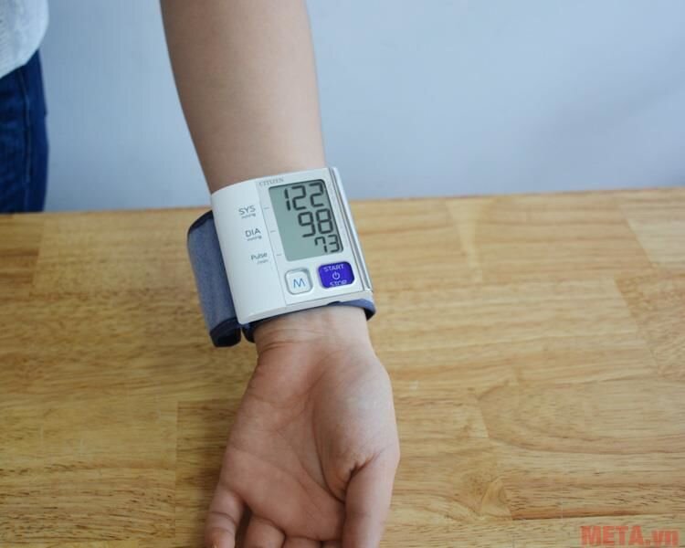 Máy đo huyết áp điện tử cổ tay CH-657