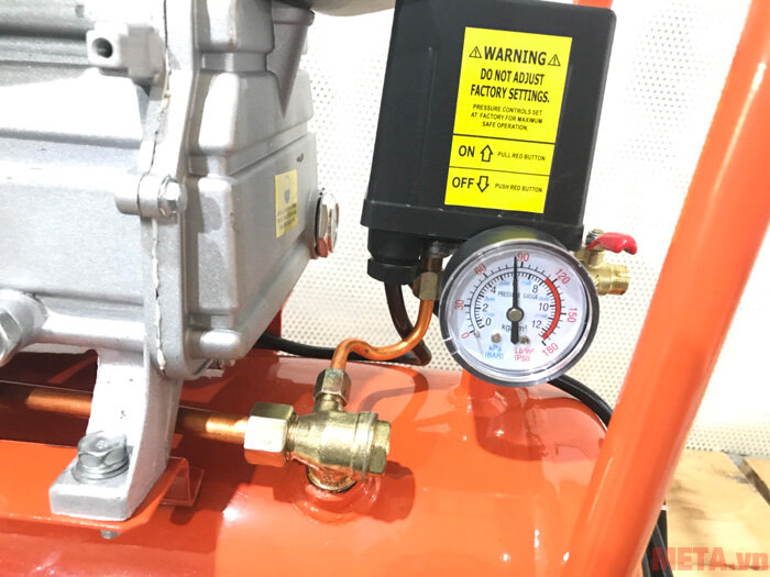 Máy nén khí 2HP Btec BT-2024 (24 lít)