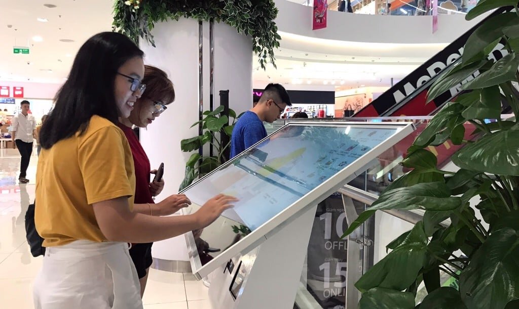 Máy KIOSK tra cứu thông tin COMQ Q-Kiosk 6585TMT - 65'' ( Chân quỳ )