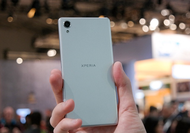 Logo Xperia ở mặt lưng