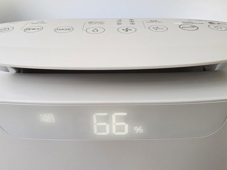 máy lọc không khí tạo ẩm Sharp KI-L60V-W có bảng điều khiển hiện đại