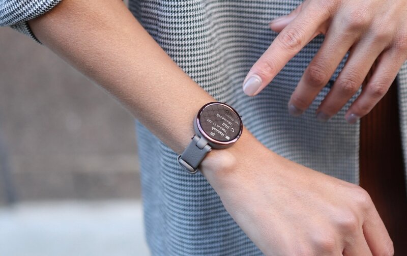 Đồng hồ thông minh Garmin Lily theo dõi tập luyện
