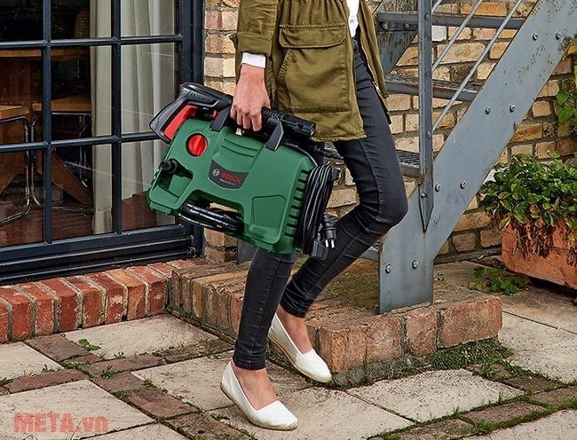 Máy rửa xe Bosch Easy Aquatak 110 có thiết kế máy nhỏ gọn, dễ dàng sử dụng