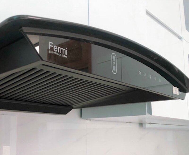 Bảng điều khiển cảm ứng hiện đại của máy hút mùi kính cong Fermi SH-002